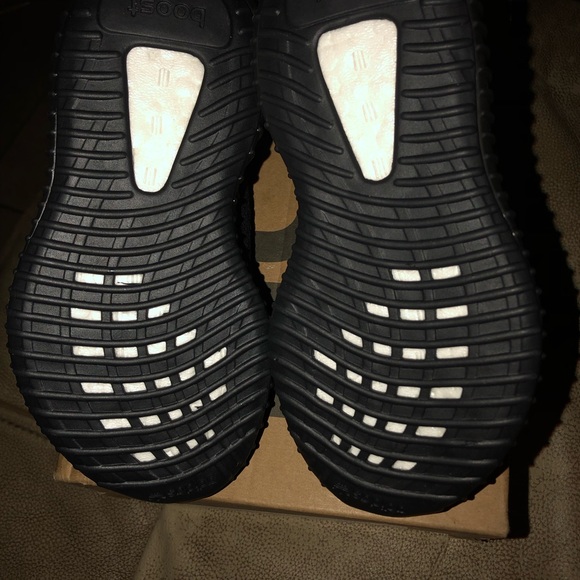 Infant bred yeezys V2 size 8k brand new 210$ firm - Picture 7 of 8